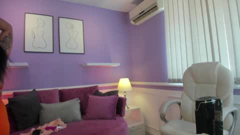 Snapshot of emma__walkerr_ chatting on February 2025 07:05:02 PM emma__walkerr_ online show from February 2025 07:05:02 PM