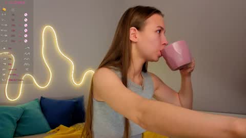 Snapshot of emma_clon chatting on June 2026 01:14:01 AM Emma online show from June 2026 01:14:01 AM