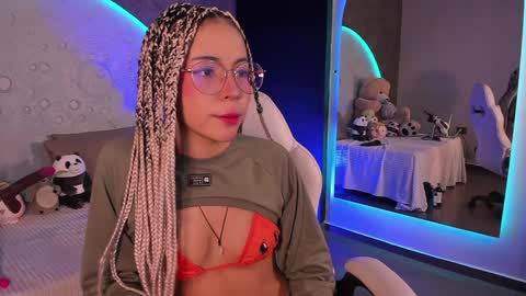 Snapshot of emma_nakamura chatting on December 2024 10:01:02 AM online show from December 2024 10:01:02 AM