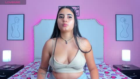 emma_whitee_ online show from November 2025 01:02:01 PM