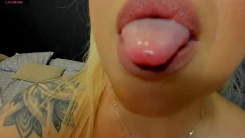 Snapshot of emmamaturre chatting on January 2025 12:01:01 AM Emma online show from January 2025 12:01:01 AM