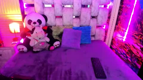 Snapshot of emmateylor chatting on April 2026 01:18:01 PM Emma online show from April 2026 01:18:01 PM