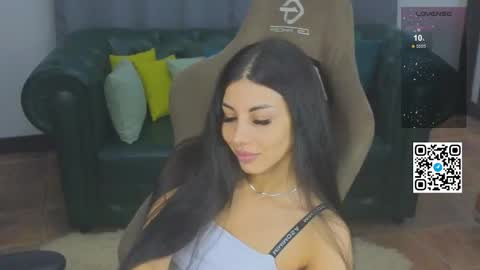 Mia online show from December 2025 07:20:02 PM