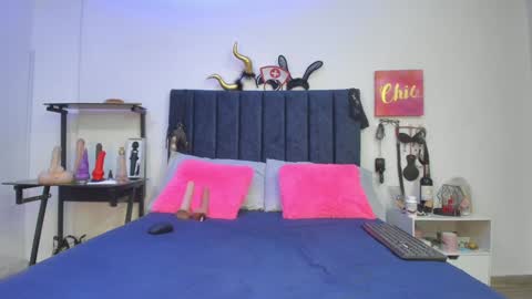 Snapshot of emmily_giraldo chatting on December 2024 11:54:01 AM online show from December 2024 11:54:01 AM