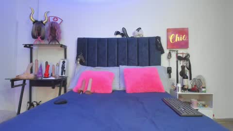 Snapshot of emmily_giraldo chatting on December 2024 11:51:02 AM online show from December 2024 11:51:02 AM