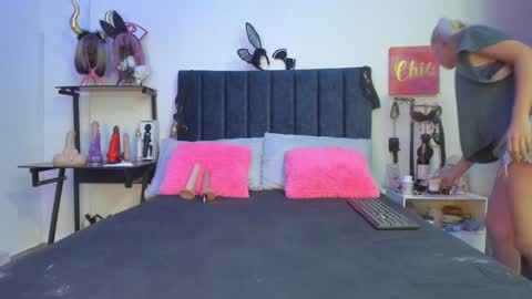 Snapshot of emmily_giraldo chatting on December 2024 11:52:02 AM online show from December 2024 11:52:02 AM