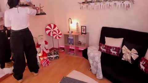 Emmy Evans  online show from December 2025 08:27:02 PM