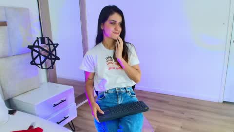 Snapshot of emy_ferrer_ chatting on April 2026 04:34:01 AM EMY FERRER online show from April 2026 04:34:01 AM