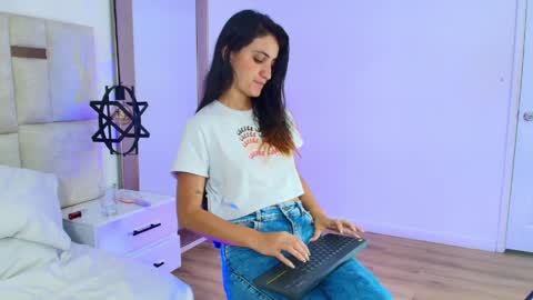 Snapshot of emy_ferrer_ chatting on April 2026 06:19:01 AM EMY FERRER online show from April 2026 06:19:01 AM