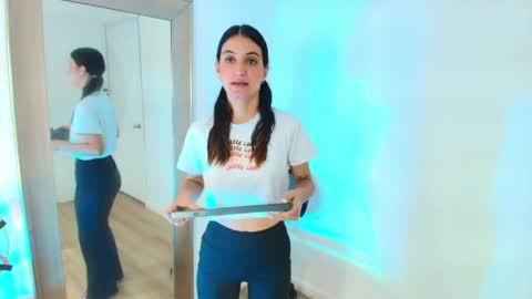 Snapshot of emy_ferrer_ chatting on April 2026 03:33:02 AM EMY FERRER online show from April 2026 03:33:02 AM