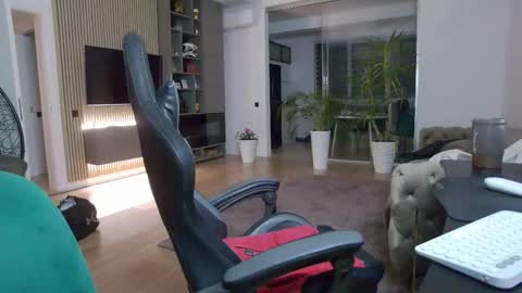 Erik online show from February 2025 07:49:01 PM