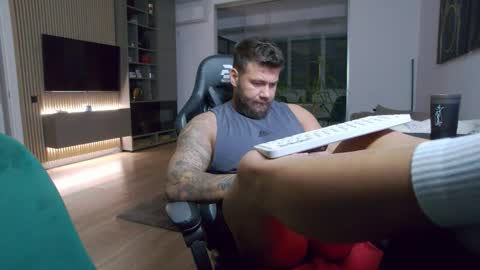 Erik online show from November 2025 07:12:02 PM