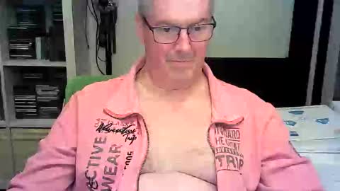 Snapshot of erbee62 chatting on April 2026 09:17:01 PM ErBee62 online show from April 2026 09:17:01 PM