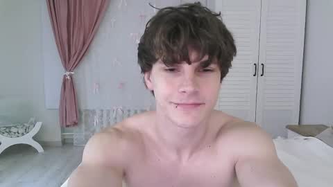 Snapshot of eric_crush chatting on May 2026 04:20:01 AM Eric Crush online show from May 2026 04:20:01 AM