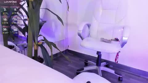 Eri  online show from October 2025 08:20:01 PM