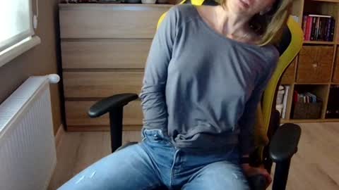 Snapshot of erotic_vibe chatting on February 2025 08:57:01 PM Melissa online show from February 2025 08:57:01 PM