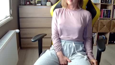 Snapshot of erotic_vibe chatting on February 2025 02:13:02 PM Melissa online show from February 2025 02:13:02 PM