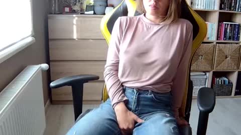 Snapshot of erotic_vibe chatting on February 2025 12:44:02 PM Melissa online show from February 2025 12:44:02 PM