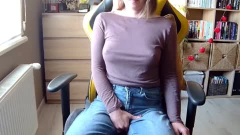 Snapshot of erotic_vibe chatting on February 2025 02:15:02 PM Melissa online show from February 2025 02:15:02 PM