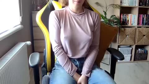 Snapshot of erotic_vibe chatting on February 2025 12:20:01 PM Melissa online show from February 2025 12:20:01 PM