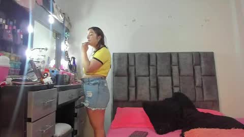 Snapshot of esmeraldaa_sc chatting on May 2026 05:49:01 AM Perla online show from May 2026 05:49:01 AM