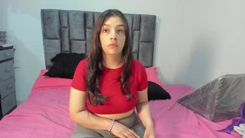 Snapshot of esmeraldaa_sc chatting on May 2026 06:19:01 AM Perla online show from May 2026 06:19:01 AM