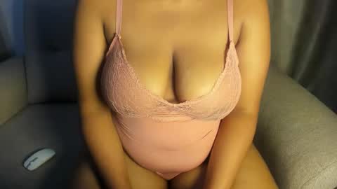 Esme online show from October 2025 12:17:02 AM