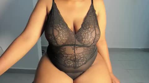 Esme online show from October 2025 11:08:02 AM