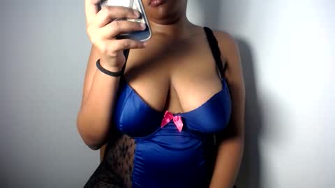 Snapshot of esmeray_ chatting on May 2026 08:51:02 AM Esme online show from May 2026 08:51:02 AM
