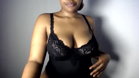 Snapshot of esmeray_ chatting on May 2026 01:19:01 PM Esme online show from May 2026 01:19:01 PM