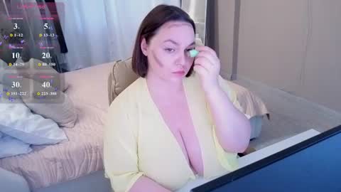 Snapshot of essensual_ chatting on June 2026 01:36:02 AM Ava online show from June 2026 01:36:02 AM