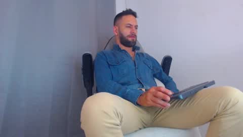 Snapshot of esteban7984068 chatting on February 2025 01:25:02 AM esteban online show from February 2025 01:25:02 AM