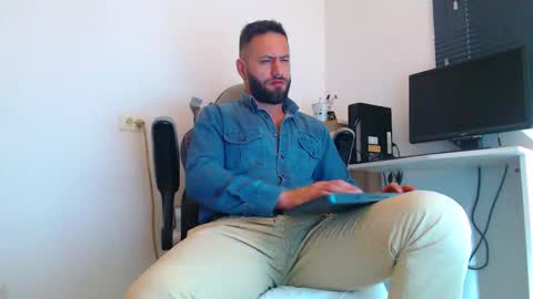 Snapshot of esteban7984068 chatting on February 2026 02:14:01 PM esteban online show from February 2026 02:14:01 PM