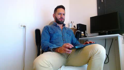 esteban online show from April 2026 08:31:01 PM