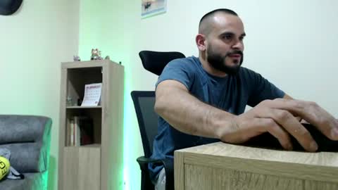 Snapshot of esteban_fer chatting on July 2026 04:04:01 AM Esteban Fernandez online show from July 2026 04:04:01 AM