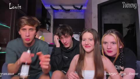 Snapshot of esthetics_boys chatting on January 2025 07:42:02 PM LOUIS online show from January 2025 07:42:02 PM