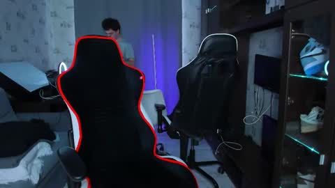 Snapshot of esthetics_boys chatting on February 2025 09:09:02 AM LOUIS online show from February 2025 09:09:02 AM