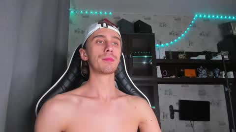 Snapshot of esthetics_boys chatting on September 2025 07:51:02 PM LOUIS online show from September 2025 07:51:02 PM