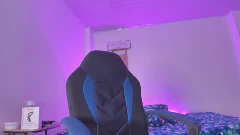 ethan travis online show from October 2025 03:22:01 PM