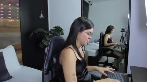 Snapshot of eva_swan_ chatting on May 2026 12:10:01 PM E V A online show from May 2026 12:10:01 PM