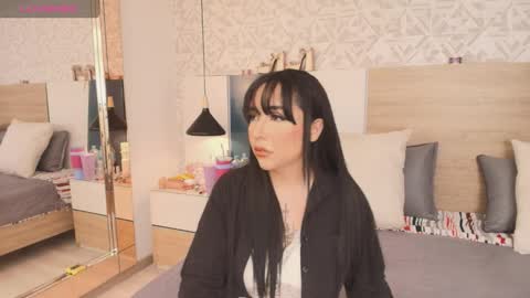 Evadne online show from November 2025 05:59:01 PM