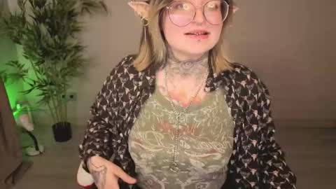 Snapshot of evathewitcher chatting on June 2026 10:05:02 AM EvaTheWitcher online show from June 2026 10:05:02 AM