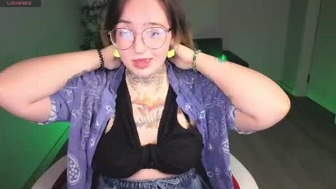 Snapshot of evathewitcher chatting on June 2026 01:00:02 AM EvaTheWitcher online show from June 2026 01:00:02 AM