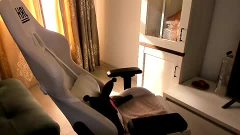 eveeevian online show from March 2025 01:39:01 PM