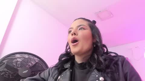 evelin__thompsson online show from April 2026 02:01:01 AM