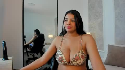 E V E L I N online show from April 2026 01:52:02 PM