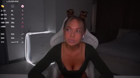 Evelina online show from October 2025 12:44:02 PM