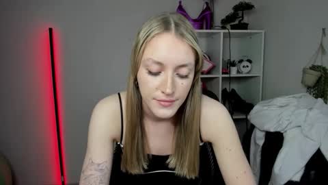 evelynblond online show from March 2026 06:34:02 PM