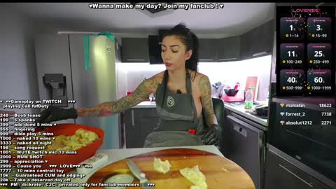 Snapshot of evelyne92 chatting on December 2024 03:49:02 AM Evelyne online show from December 2024 03:49:02 AM