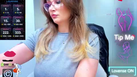 Snapshot of evelyne_rose chatting on May 2026 05:15:01 AM evelyne_rose online show from May 2026 05:15:01 AM